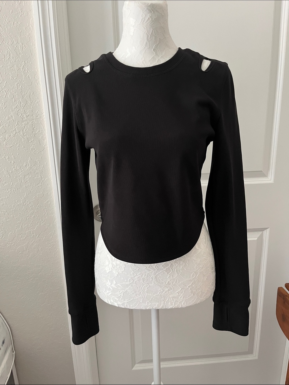 Move theology Black Cutout-Shoulder Long Sleeve Crop Top